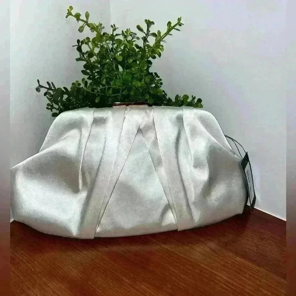 Bagley Mishka Statin Evening/Bridal Clutch NWT~GIFTABLE - Picture 2 of 10